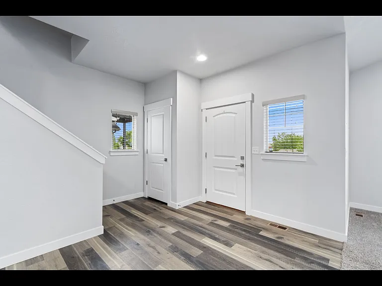 724 Finch Dr — Photo 3