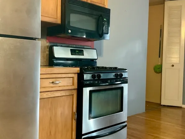 109 Regency Park Dr, Agawam, MA 01001