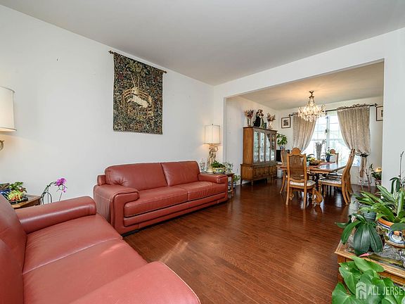 5th image of 7 Pasteur Ct