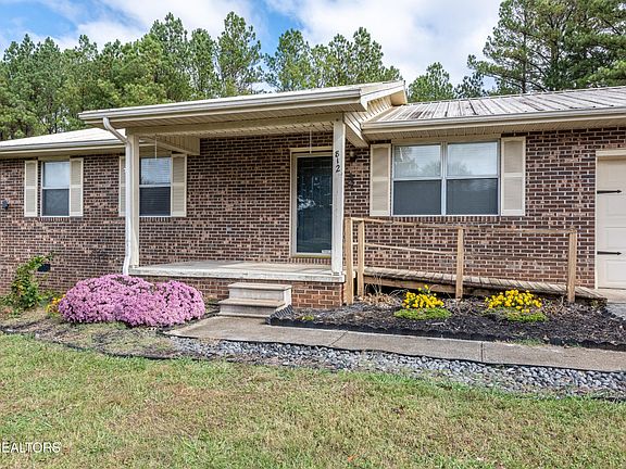 2nd image of 812 Piney Hills Dr