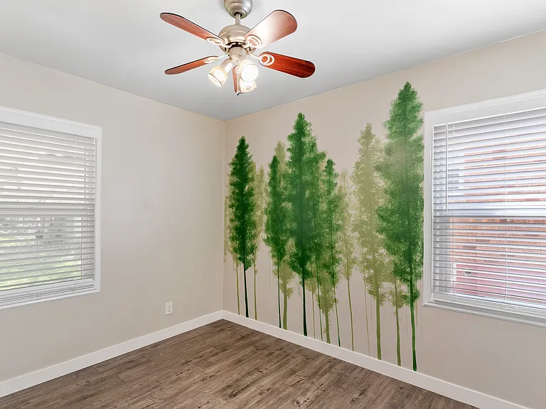 2nd Bedroom (Upstairs)