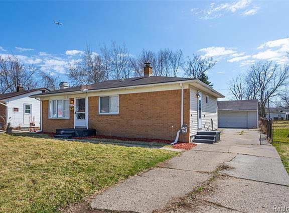 4th image of 28947 Parkwood St