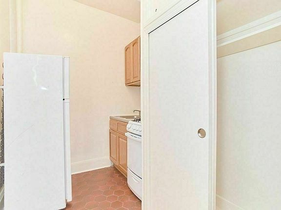 4th image of 112 W 80th St APT 2R