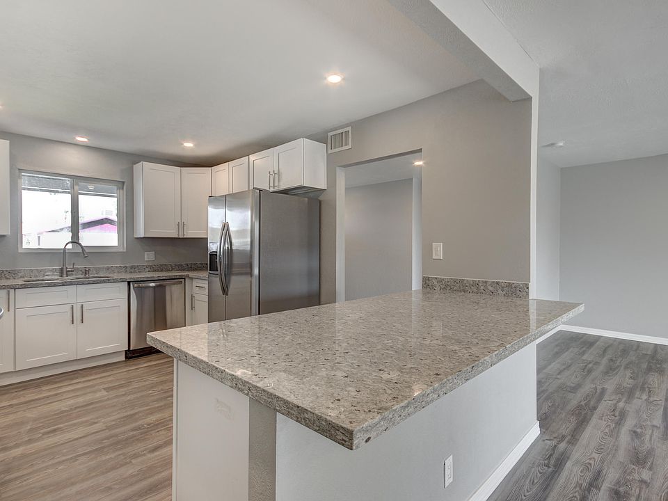 1st image of 301 W Juniper St