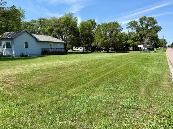 979 4th St NE, Huron, SD 57350