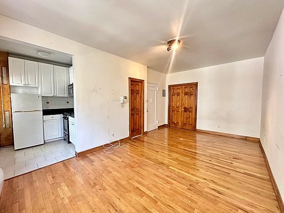 2nd image of 160 E 28th St #1Y