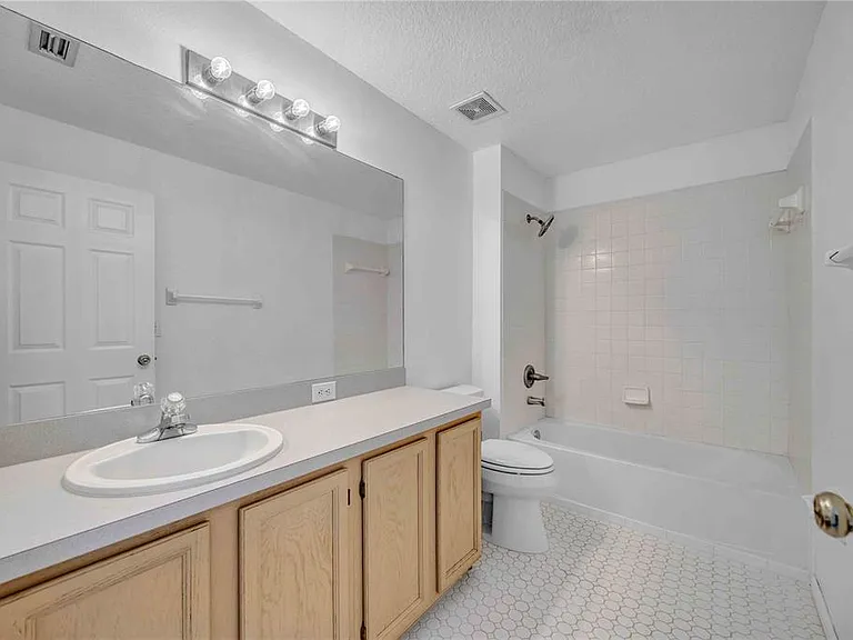 727 Kensington Lake Cir — Photo 32