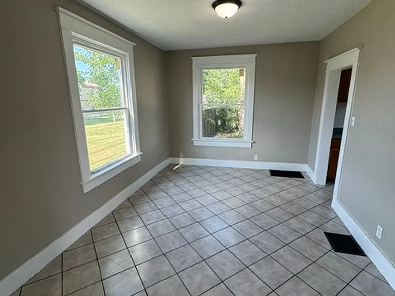 2816 James St — Photo 3