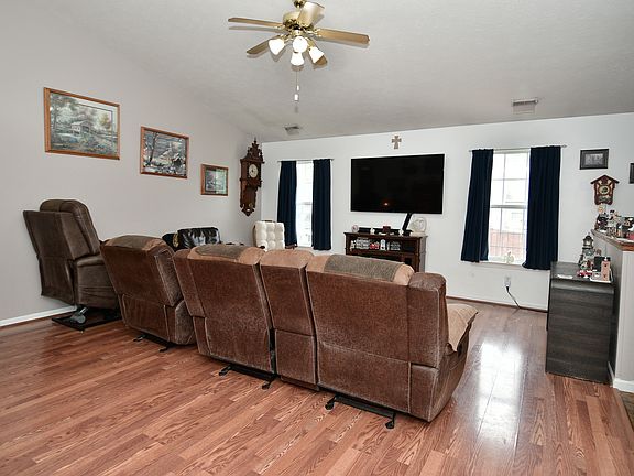 3rd image of 888 Jennifer Dr