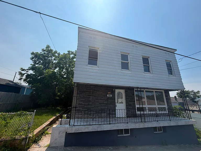 83 Hemlock St — Photo 6