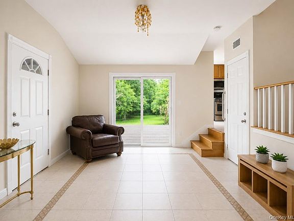 4th image of 1020 Commack Road