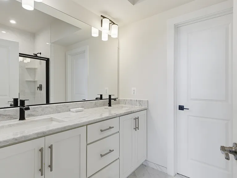 2252 S Glebe Rd — Photo 19