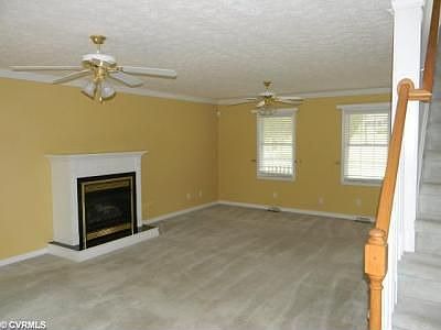 Large 15x22 Family Room w/gas logs.