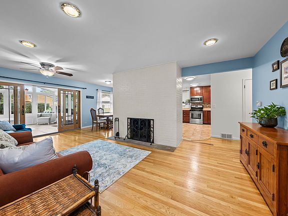 3rd image of 419 S Phelps Ave