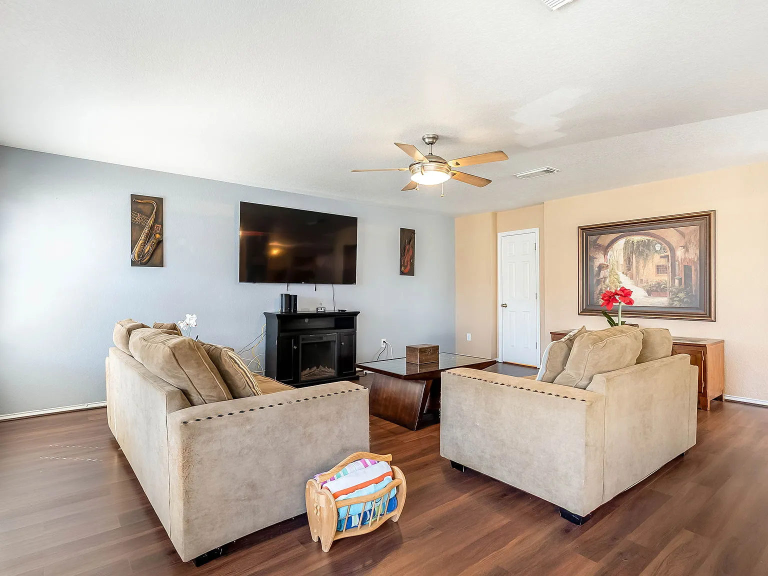 4 bed, 2.5 bath, 2855 sqft, $3,500 — Photo 3