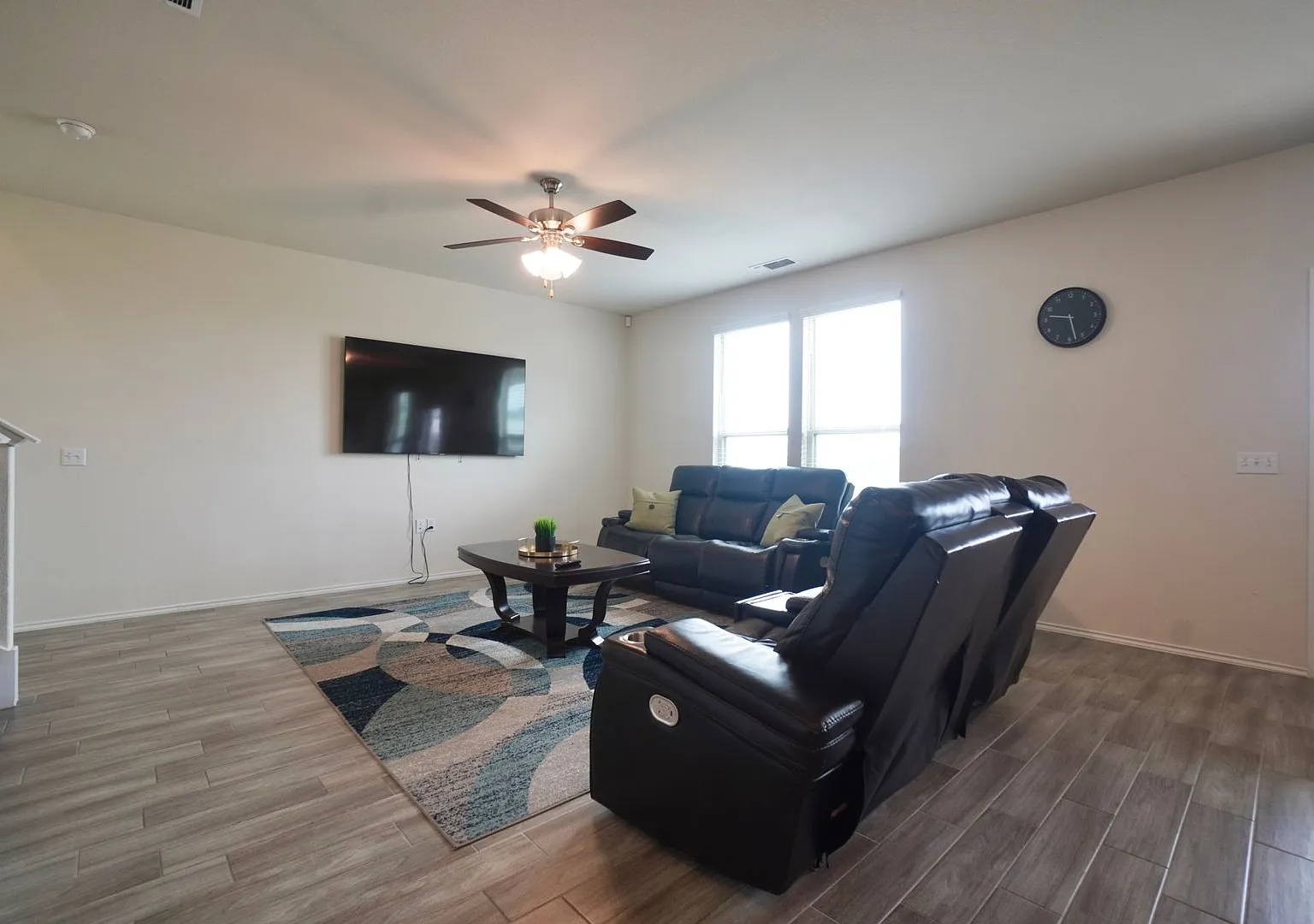 Beautiful 3 Bed, 2.5 Bath Home with 2-Car Garage in Manor! — Photo 4