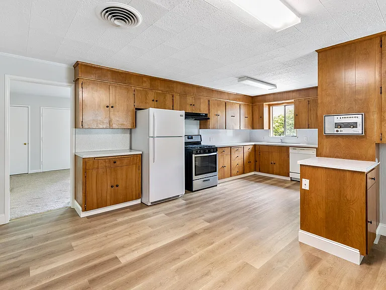 704 Windsor Dr — Photo 16