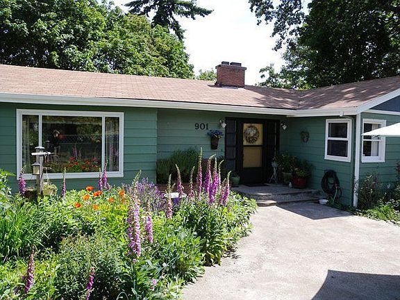 Beautiful Courtyard with Flowers