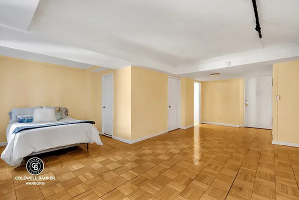 Sold by Coldwell Banker Warburg | media 4