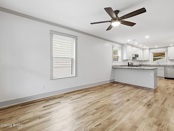 4th image of 1004 Mary St
