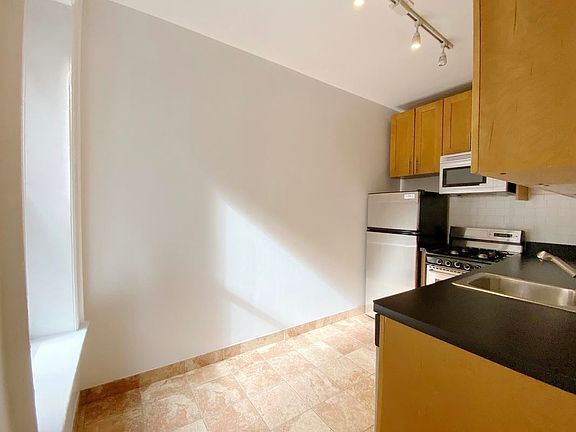 3rd image of 310 W 14th St APT 4A