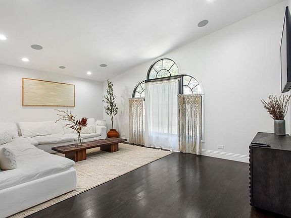 5th image of 1110 N Beverly Glen Blvd