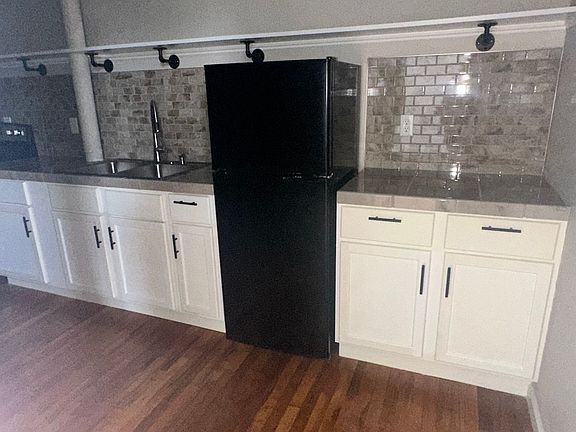 3rd image of 114 E Broadway Ave #8