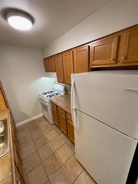 Lynwood Apartments - 932-E — Photo 3