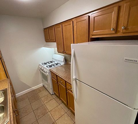 3rd image of 932 W Rollins Road932 E