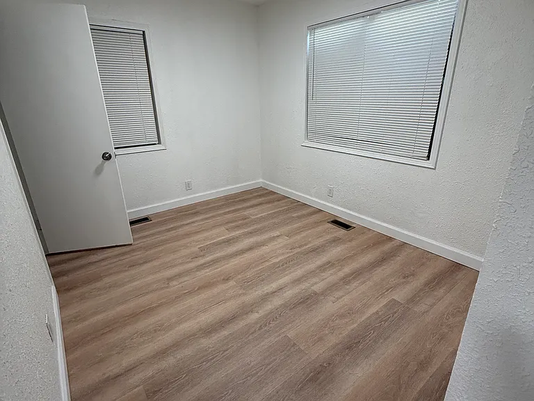 1420 E Arnold St — Photo 8