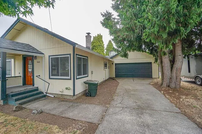 944 Dale St — Photo 6