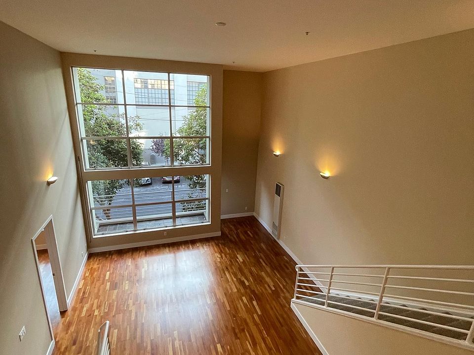 SPACIOUS 2038+/-SF LOFT WITH 2 BEDROOMS, DEN, BONUS AREA ALONG WITH TWO FULL BATHS & 1/2 BATH. NEW CARPET, NEW KITCHEN APPLIANCES, REFINISHED HARDWOOD FLOORS THROUGHOUT.