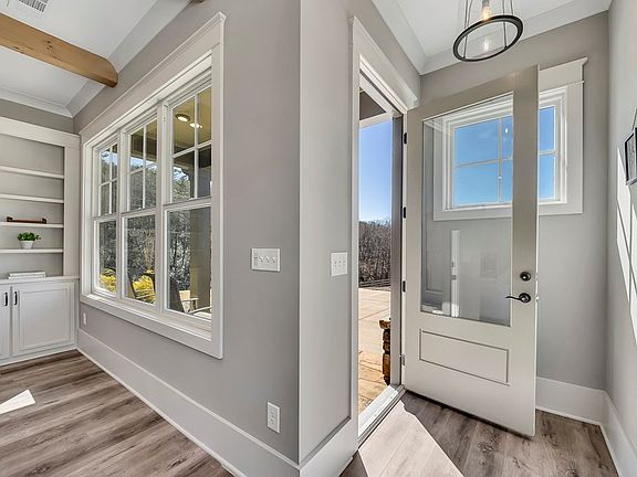 2nd image of 85 Villa Vis