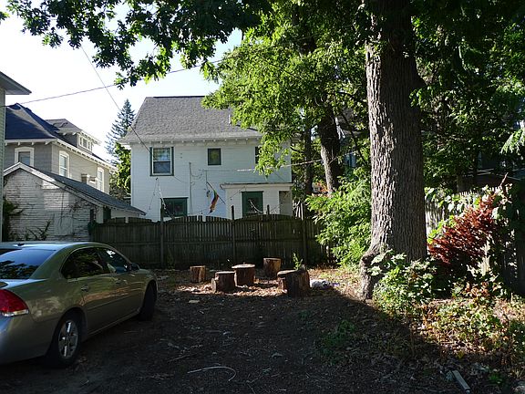 3rd image of 415 Giddings Ave SE