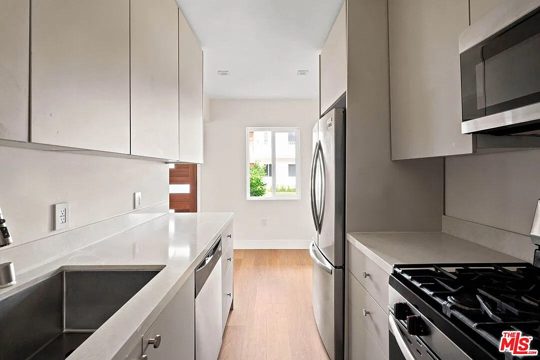 1 bed, 1.0 bath, $2,585 — Photo 4