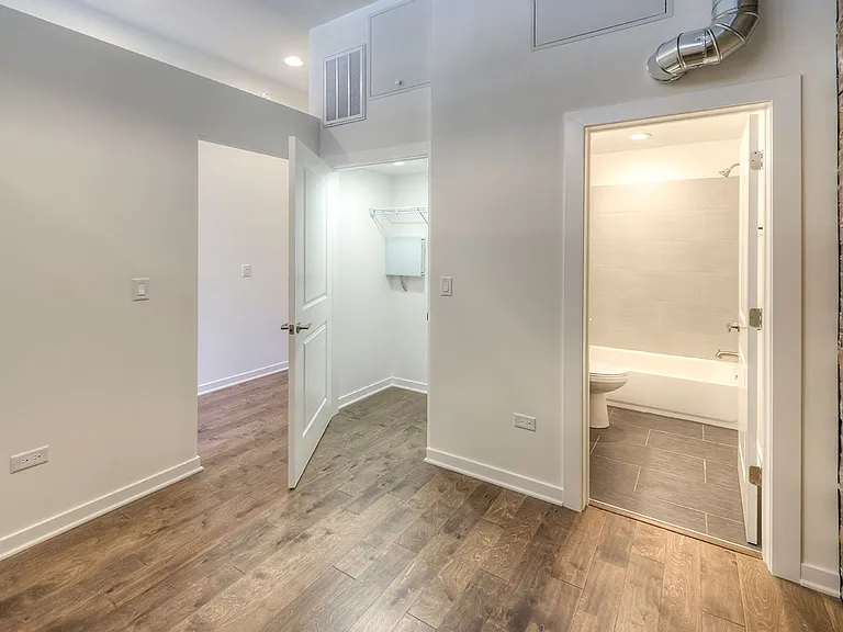 1532 W Chicago Ave — Photo 11