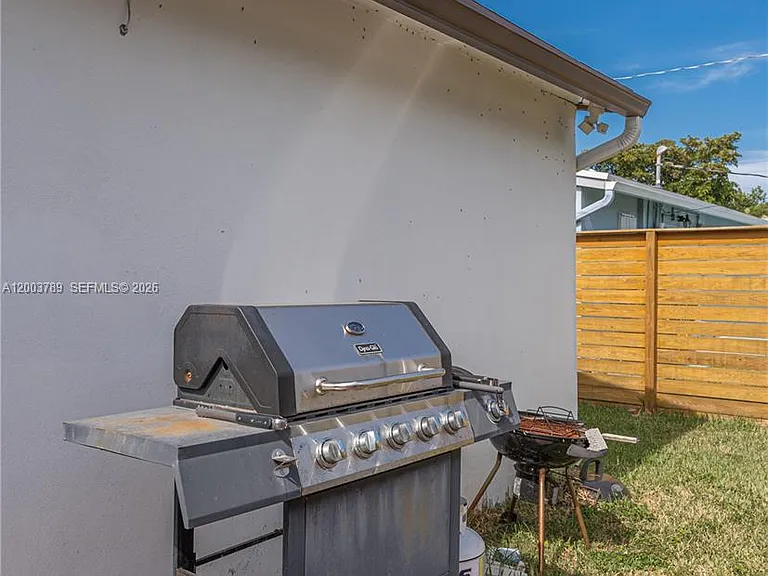 906 NE 6th St — Photo 49