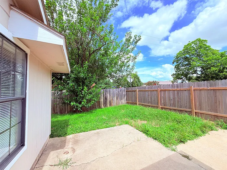 1215 Ridgemont St — Photo 21