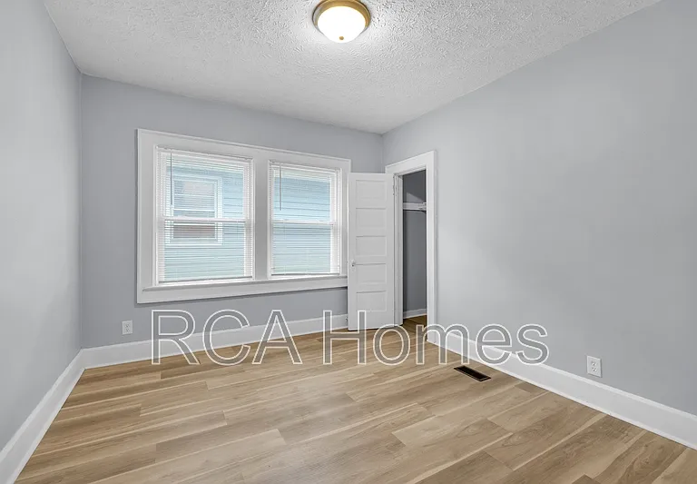 1113 N Oxford St — Photo 2
