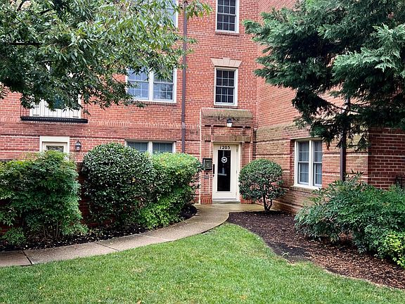 2nd image of 1205 N Pitt St APT 2B