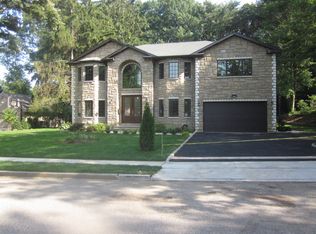 14 Strawberry Ln, Roslyn Heights, NY 11577
