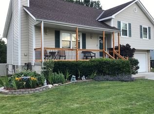 207 Pebblebrook Ln, Grain Valley, MO 64029