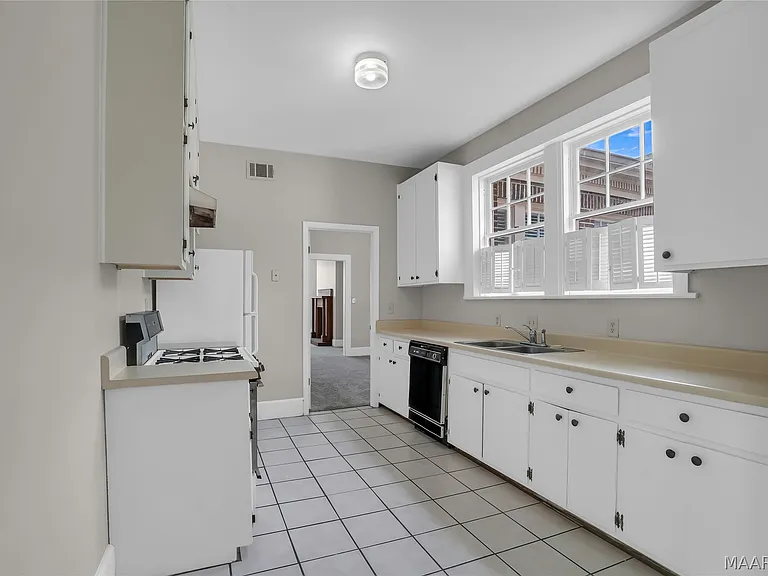 1135 S Perry St — Photo 2