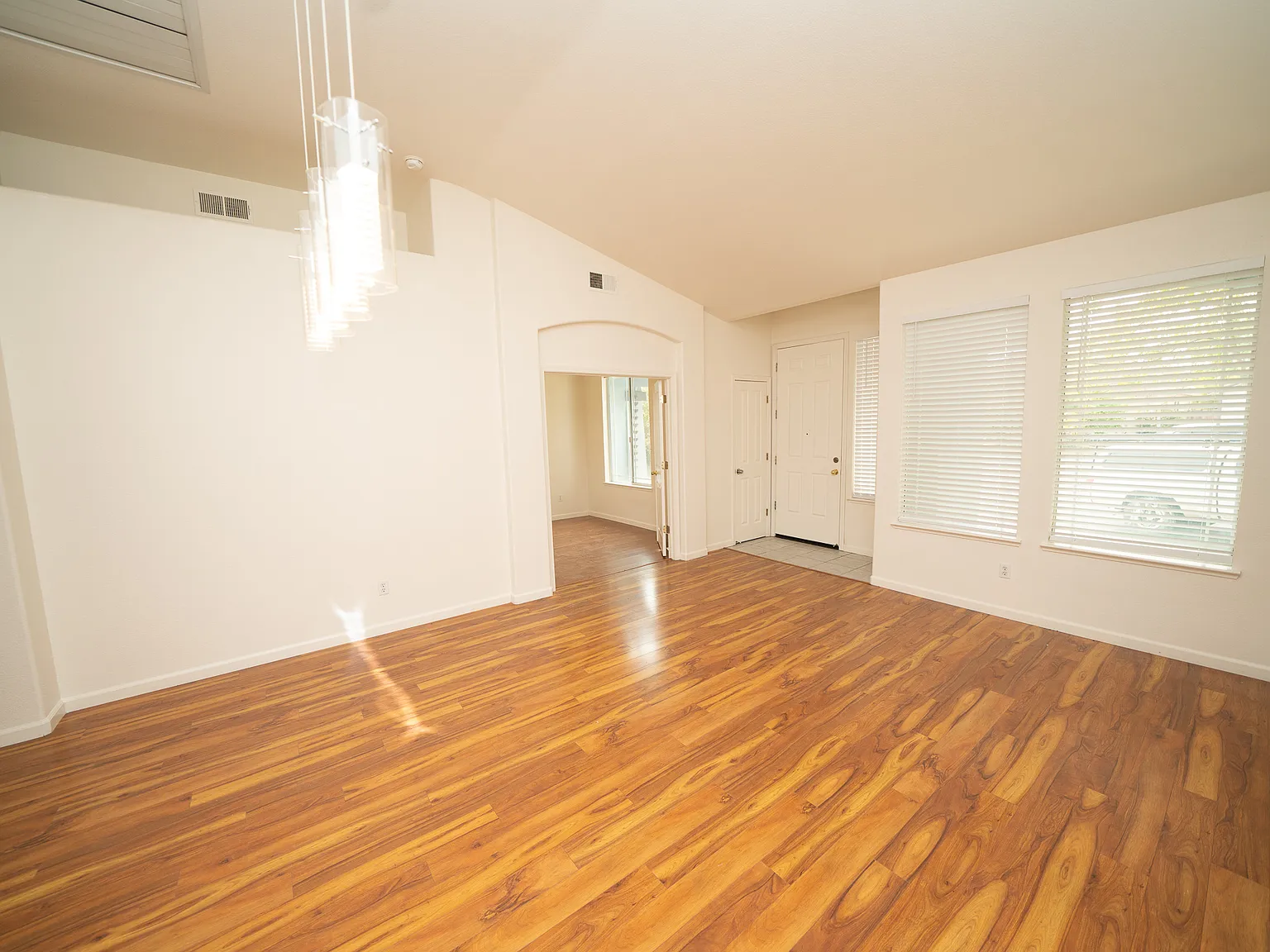 4 bed, 1747 sqft, $2,695 — Photo 4