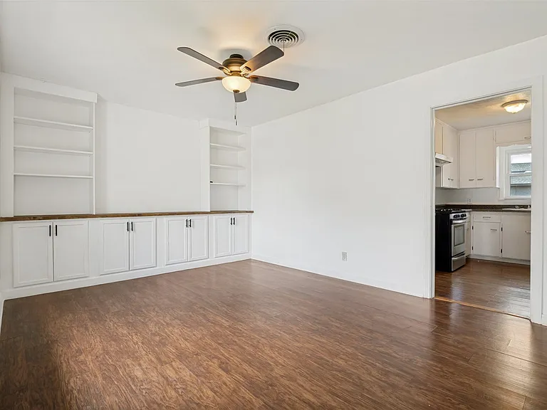 202 W Cherry St — Photo 6