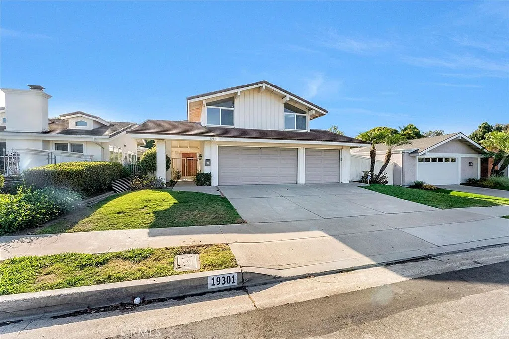 5 bed, 2.5 bath, 2517 sqft, $6,500 — Photo 2