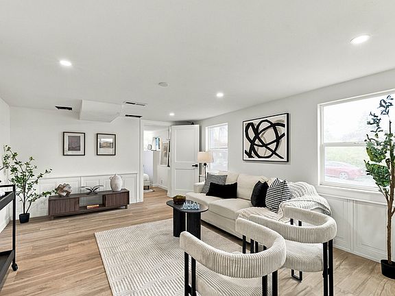 4th image of 900 NE 105th St #2