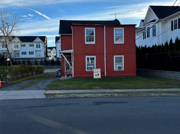 25 Skillman Street, Roslyn, NY 11576