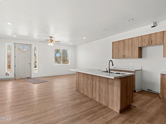 3rd image of 1921 E ARROWHEAD Avenue