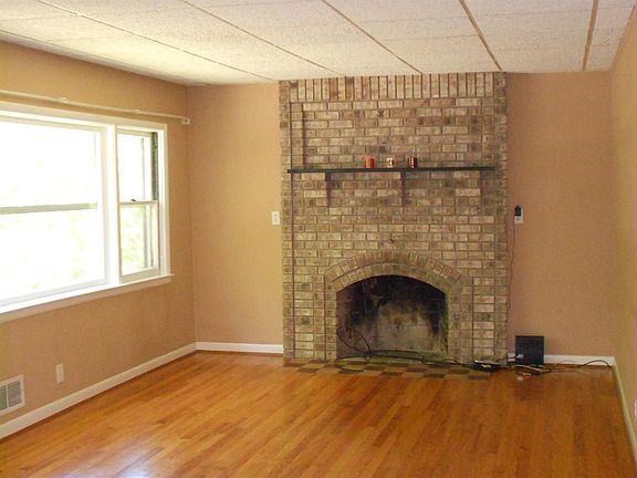 4th image of 940 Rose Dr